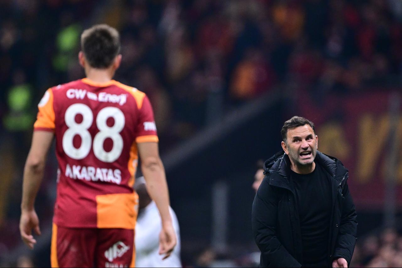 Head coach Okan Buruk of Galatasaray gives tactics to his players during the Turkish Super Lig week 15 football match between Galatasaray and Samsunspor at RAMS Park in Istanbul, Türkiye on December 5, 2025. (AA Photo)