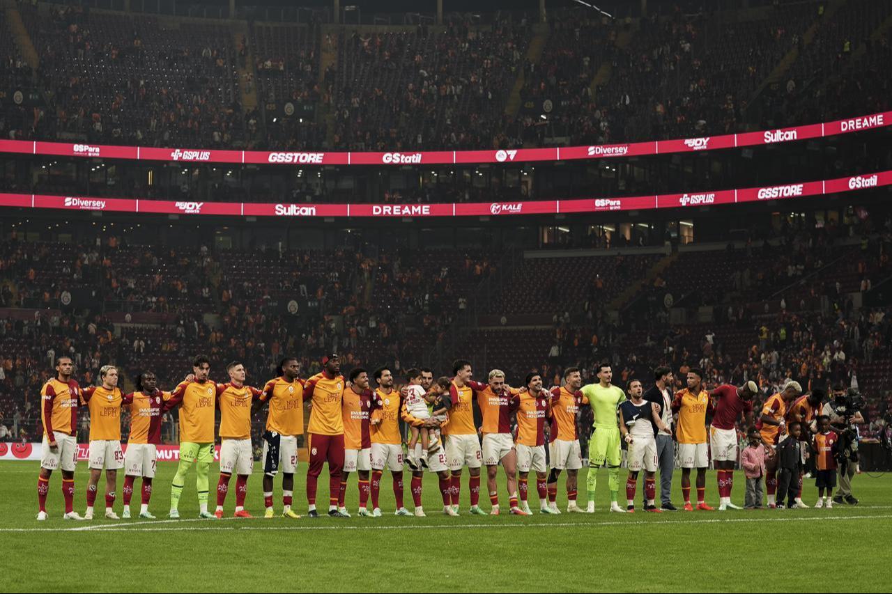 ISTANBUL, TURKIYE - OCTOBER 9: Players of Galatasaray celebrate their victory at the end of the Turkish Super Lig Week 7 match between Galatasaray and Kasimpasa at RAMS Park in Istanbul, Turkiye, on October 9, 2026. ( Arife Karakum - Anadolu Agency )