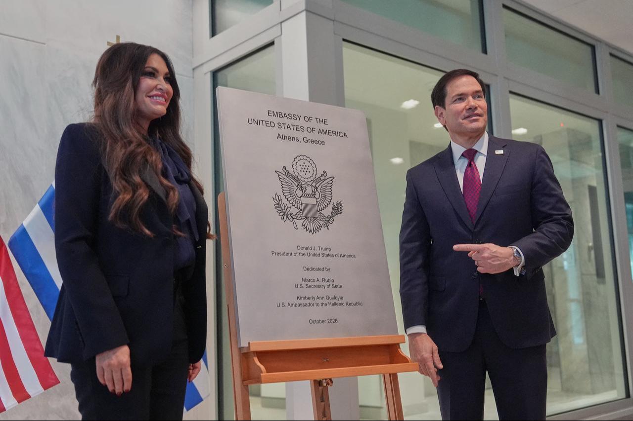US Ambassador to Greece Kimberly Guilfoyle and US Secretary of State Marco Rubio unveil a plaque during a dedication ceremony at the chancery of the US Embassy upon his arrival at the Greek foreign ministry in Athens, Oct. 7, 2026. (AFP Photo)