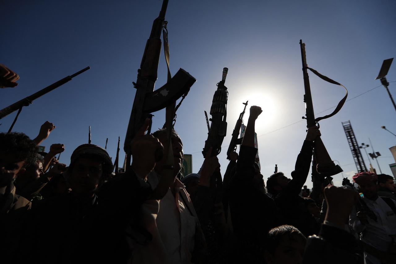 Supporters of the Houthi authorities brandish their weapons during a protest against Saudi intervention in Yemen, in Sanaa, on October 9, 2026. (AFP Photo)