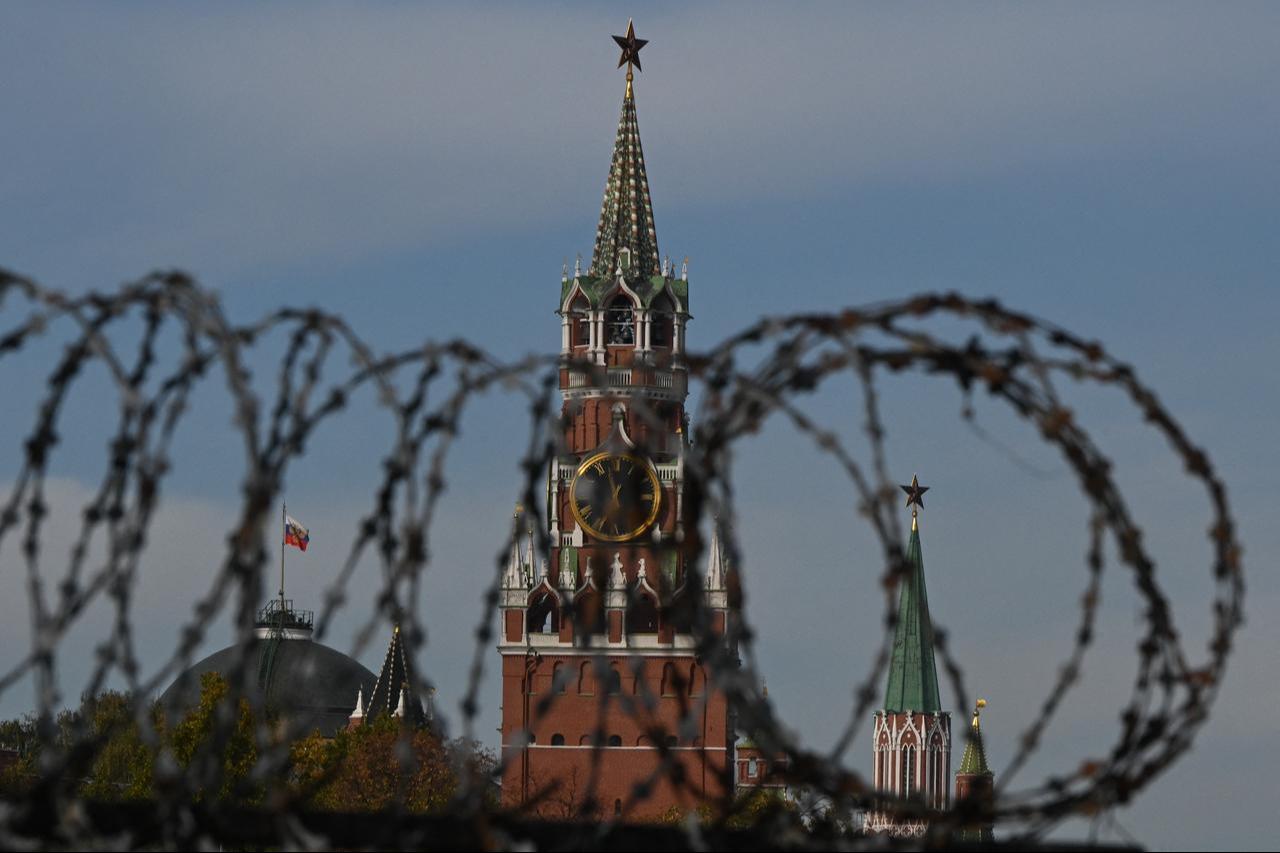 This photograph taken shows barbed wire in front of the Kremlin in Moscow on October 8, 2026. (AFP Photo)
