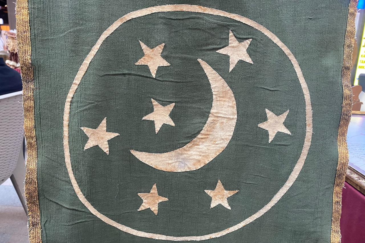 Rare 130-year-old Ottoman banner draws attention at antique fair in Ankara