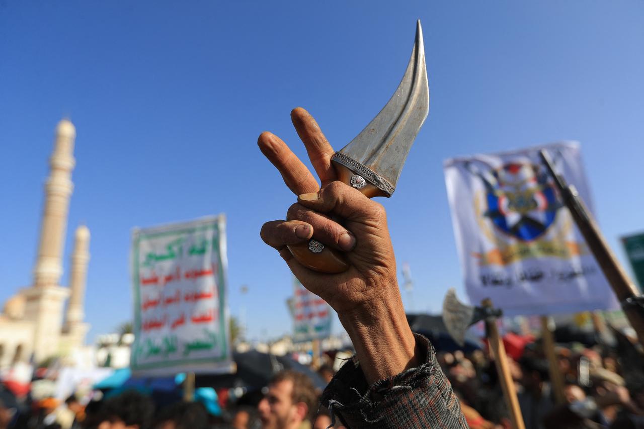Supporters of the Houthi authorities gather during a protest against the Saudi intervention in Yemen, in Sanaa, on October 9, 2026. (AFP Photo)