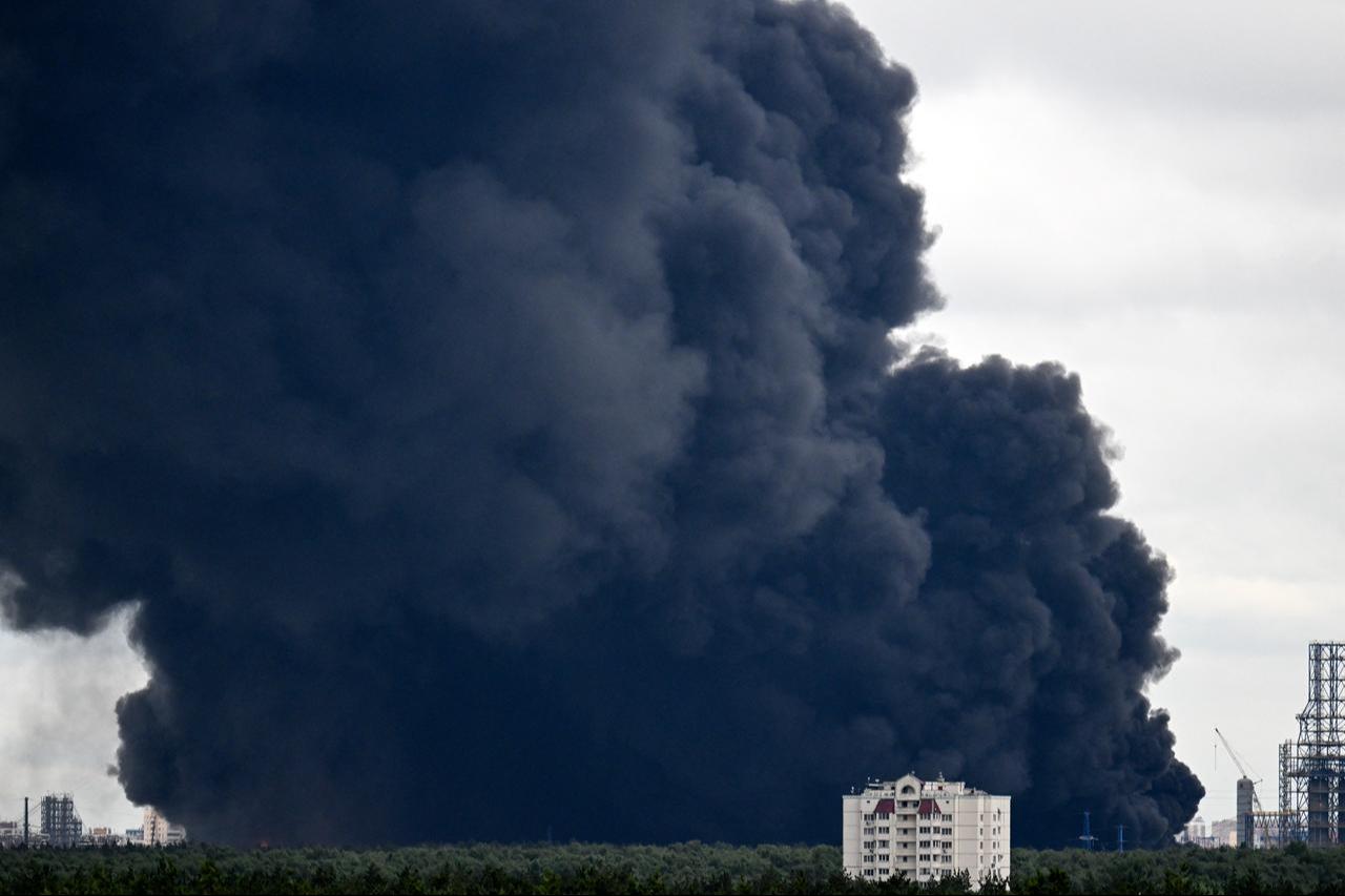 Black smoke rises from the area of the Russian oil producer Gazprom Neft's Moscow oil refinery on the south-eastern outskirts of Moscow on June 18, 2026. (AFP Photo)