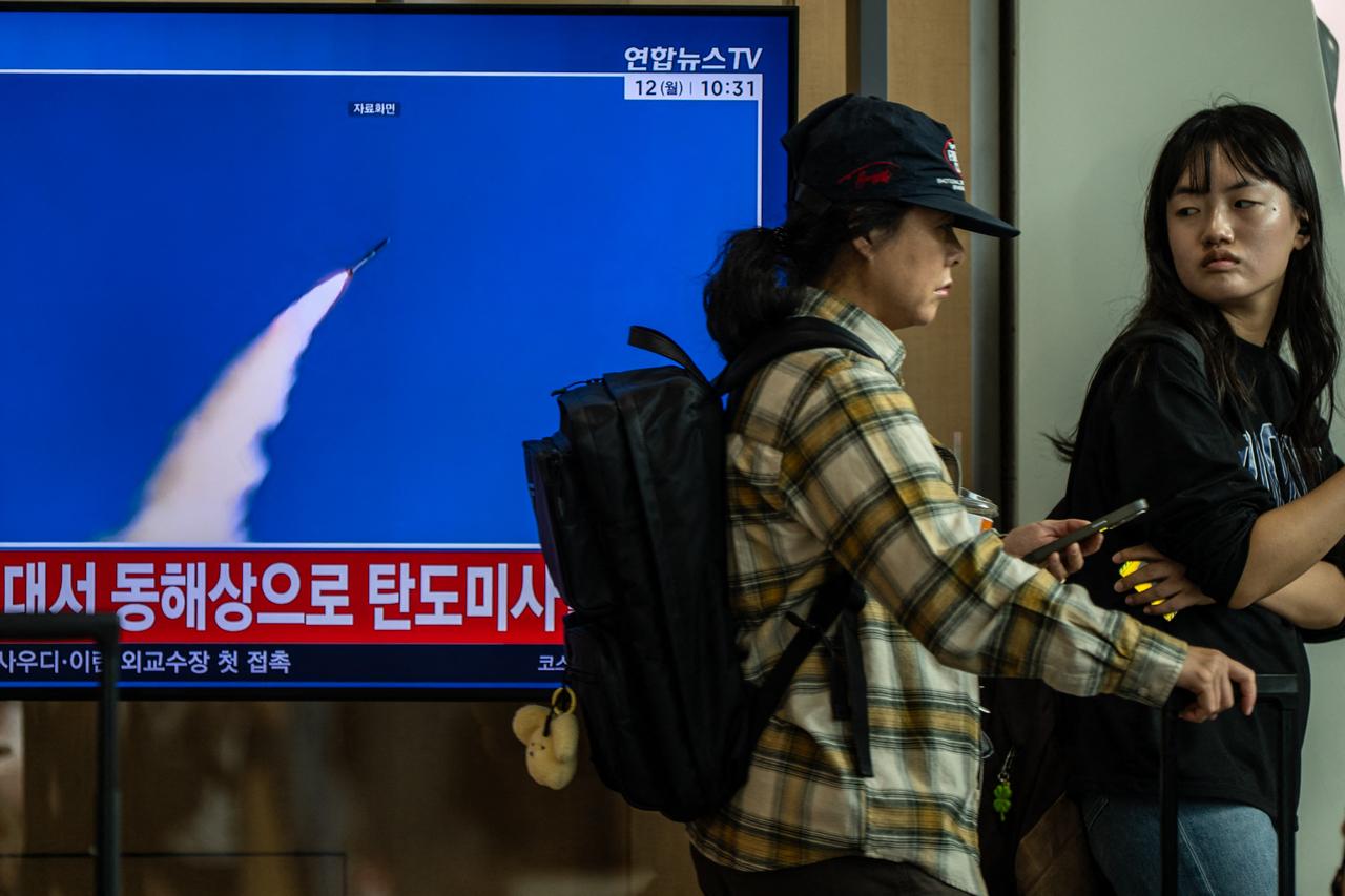 News coverage showing file footage of a North Korean missile launch is seen on a screen at Seoul Station in Seoul on October 12, 2026. (AFP Photo)