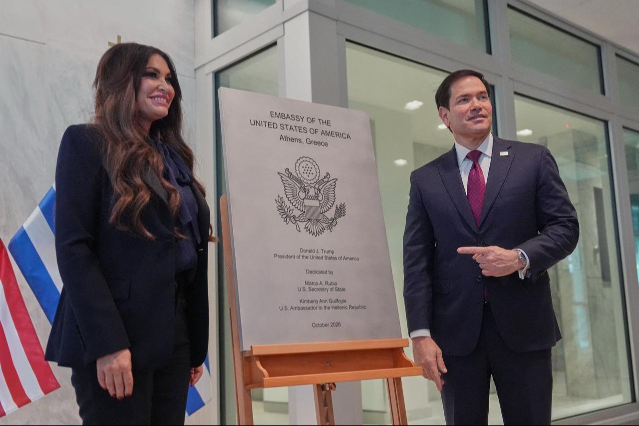 US Ambassador to Greece Kimberly Guilfoyle and US Secretary of State Marco Rubio unveil a plaque during a dedication ceremony at the chancery of the US Embassy upon his arrival at the Greek foreign ministry in Athens, Oct. 7, 2026. (AFP Photo)