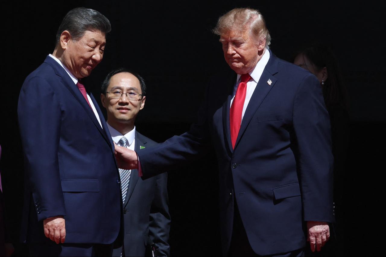 U.S. President Donald Trump (R) and President of China Xi Jinping (L) speak via an interpreter as they depart following a tour of the National Archives Museum in Washington on September 25, 2026. (AFP Photo)