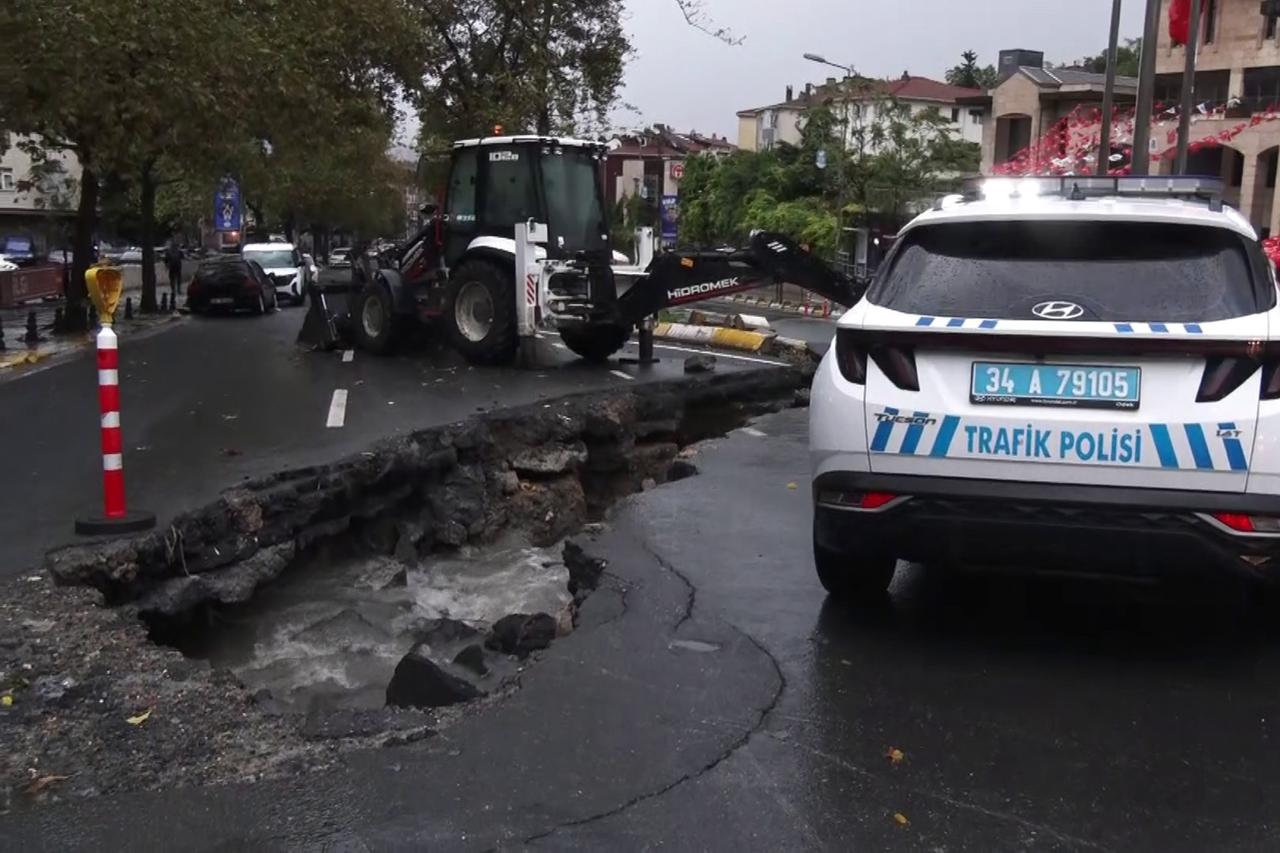 Istanbul roads collapse, traffic hits 90% as flooding continues