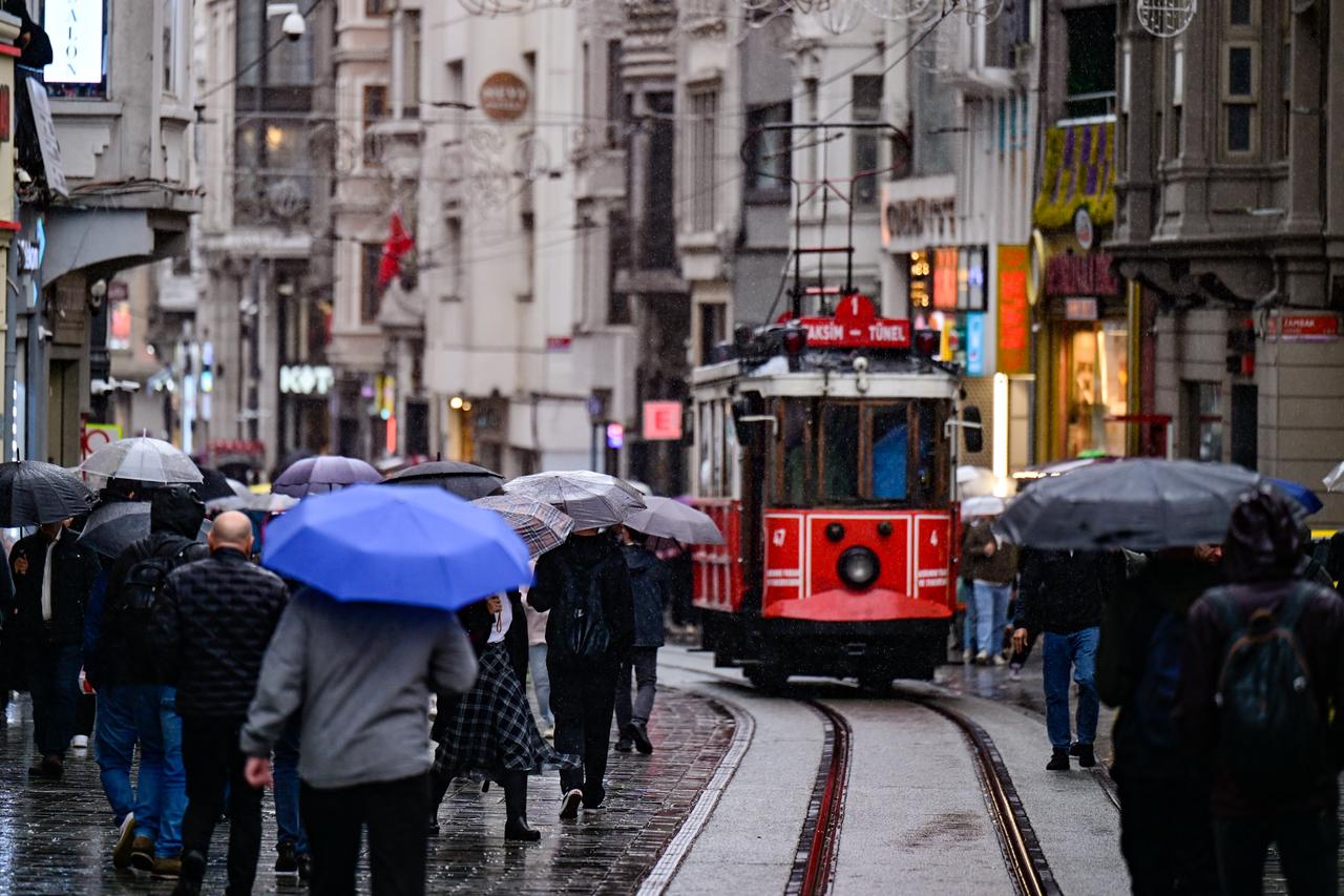 Istanbul suspends in-person education for a day after heavy rain floods the city Image
