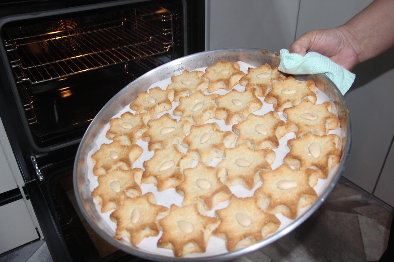 Freshly baked Memilheva sweets are removed from the oven, displaying their golden-brown edges and distinctive star-shaped appearance in Cizre, Türkiye, October 14, 2026. (IHA Photo)