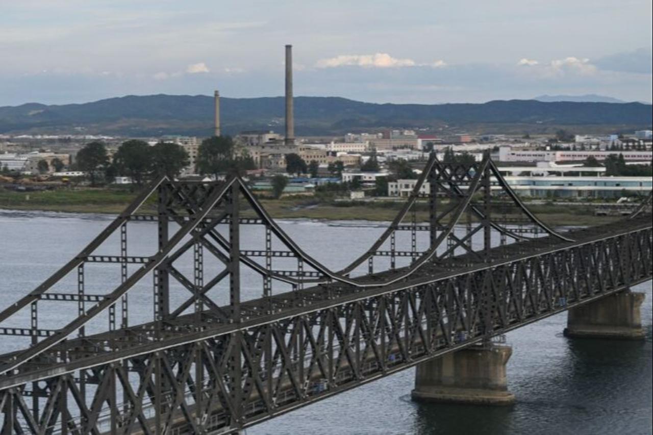 This photo taken on September 20, 2023 shows the Friendship Bridge, which leads across the Yalu River to the North Korean town of Sinuiju, in the border city of Dandong, in China's northeast Liaoning province. (AFP Photo)
