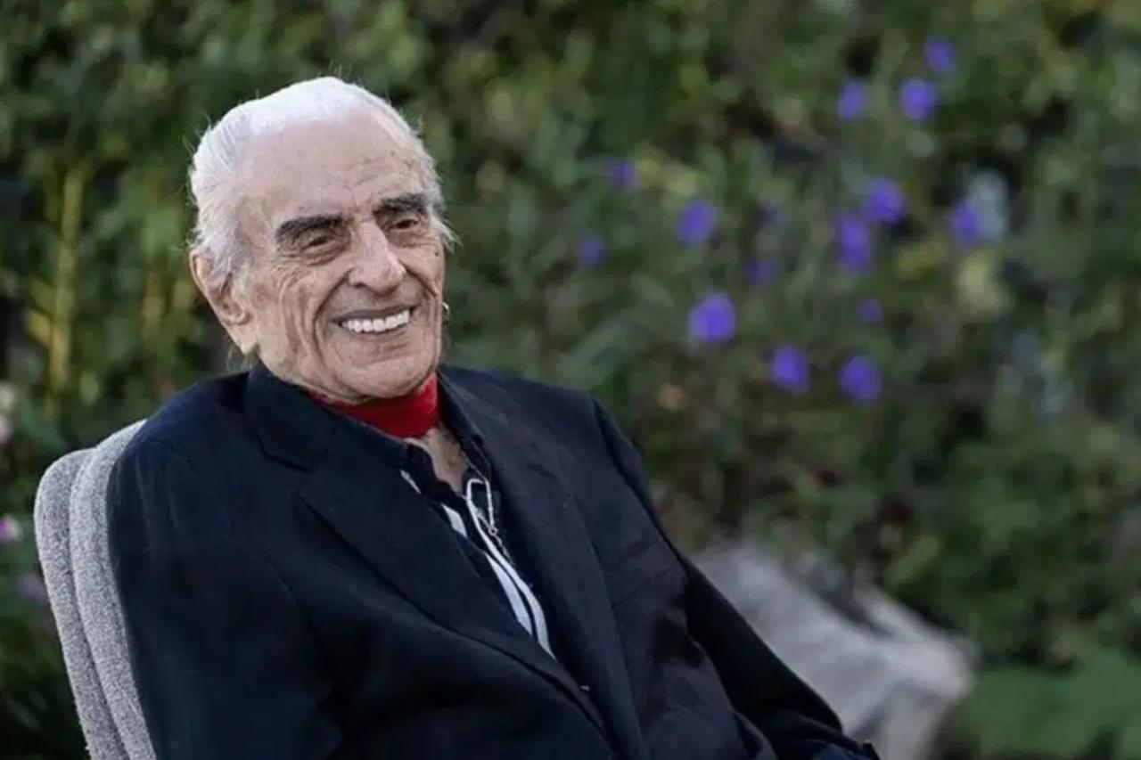 Turkish singer Alpay dies at 91 in Antalya after hospital treatment