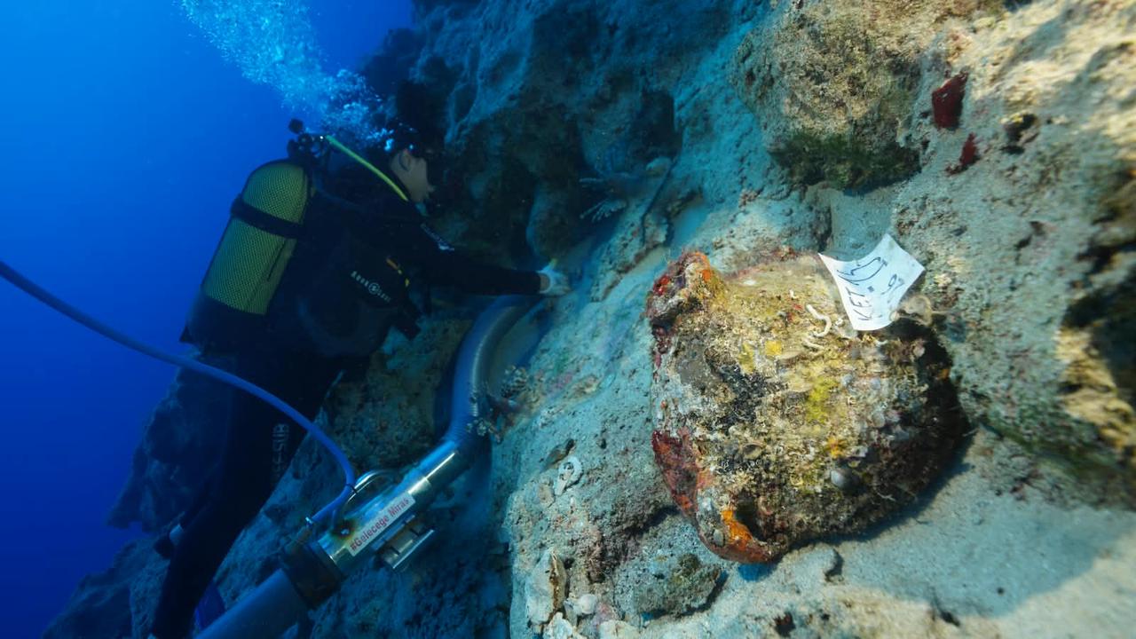 Underwater archaeologists examine and recover ancient amphorae from a shipwreck dating back approximately 4,700 years near Kekova Island in Antalya, southern Türkiye. (Photo via Türkiye's Ministry of Culture and Tourism)