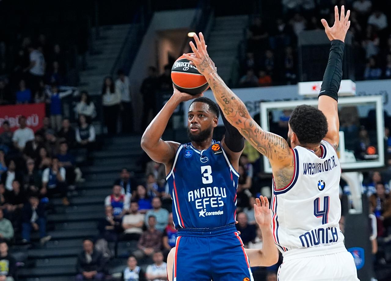 Anadolu Efes player Jordan Loyd (3) in action against Duane Washington Jr. (4) of Bayern Munich during their EuroLeague Week 5 game between Anadolu Efes and Bayern Munich at the Turkcell Basketball Development Center, on October 14, 2026 in Istanbul, Türkiye. (AA Photo)