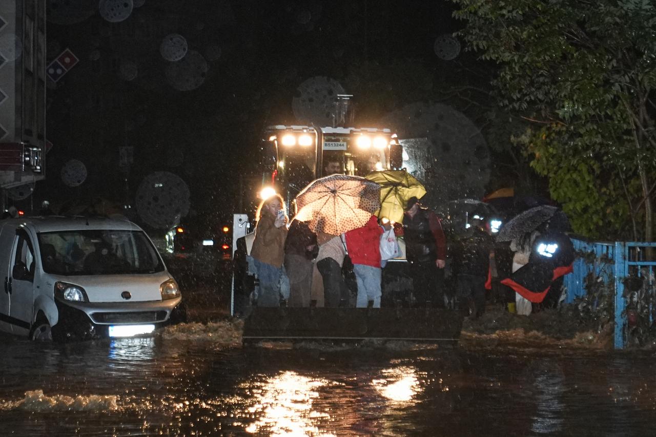 Istanbul floods kill 2 as 43 flights diverted, schools close