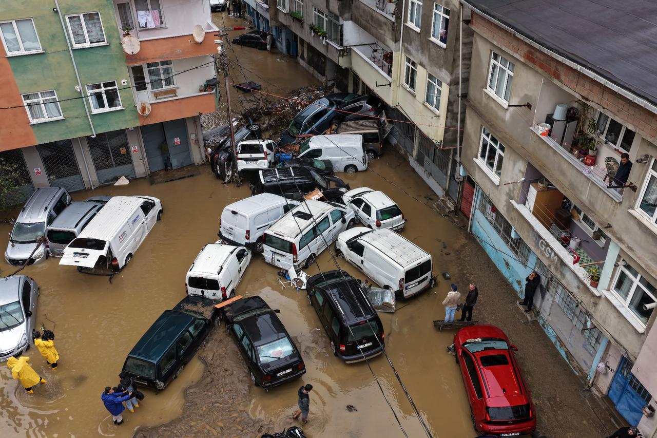 Istanbul floods kill 3 as 43 flights diverted, schools close