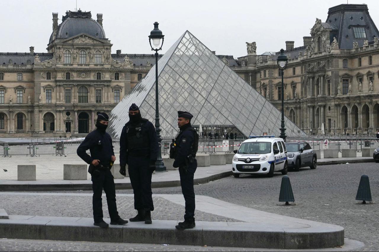 French police officers stand in front of the Louvre Museum after a robbery, in Paris on October 19, 2025. (AFP Photo)