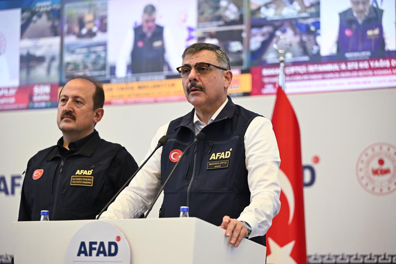 Rescuers pull 3,055 people to safety as floods hit Istanbul, minister says