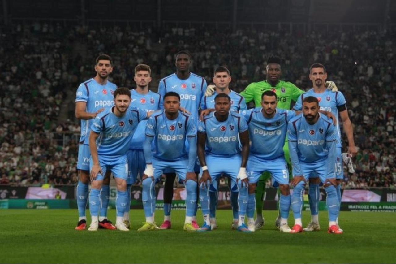 Trabzonspor players posed for a team photo during the second leg of the UEFA Europa League playoff round. (Photo via X/@MoSalah)
