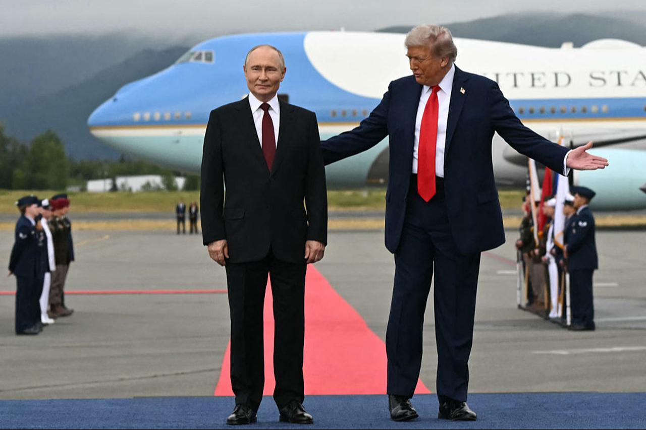 US President Donald Trump (R) and Russian President Vladimir Putin pose on a podium on the tarmac after they arrived at Joint Base Elmendorf-Richardson in Anchorage, Alaska, on August 15, 2025. (AFP Photo)