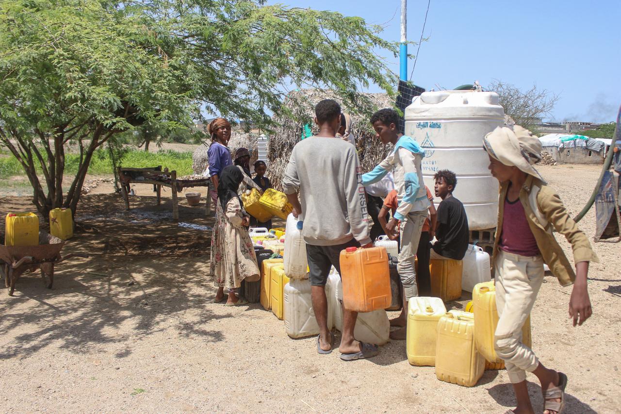 Internally displaced Yemeni people fill up their jerrycans with water at a makeshift camp for the internally displaced who fled their homes due to renewed clashes between Yemen's Saudi-backed government forces and the Houthi authorities in the northern Hajjah governorate on October 7, 2026. (AFP Photo)