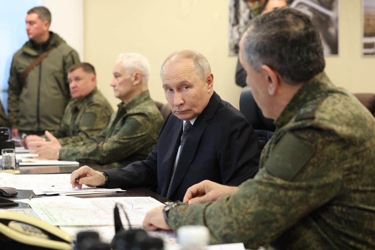 Russia's President Vladimir Putin (C) visits an observation post during the "Center-2026" strategic command-and-staff exercise at the Chebarkulsky training ground in Chelyabinsk Region, Oct. 2, 2026. (AFP Photo)