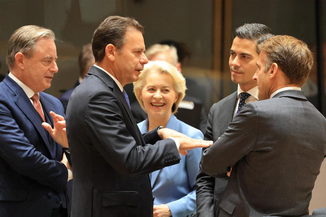 (From L) Belgium's Prime Minister Bart De Wever, Portugal's Prime Minister Luis Montenegro, European Commission President Ursula von der Leyen, Netherlands' Prime Minister Rob Jetten and France's President Emmanuel Macron speak together ahead of a round table as part of a European Union summit at the EU headquarters in Brussels, Oct. 15, 2026. (AFP Photo)