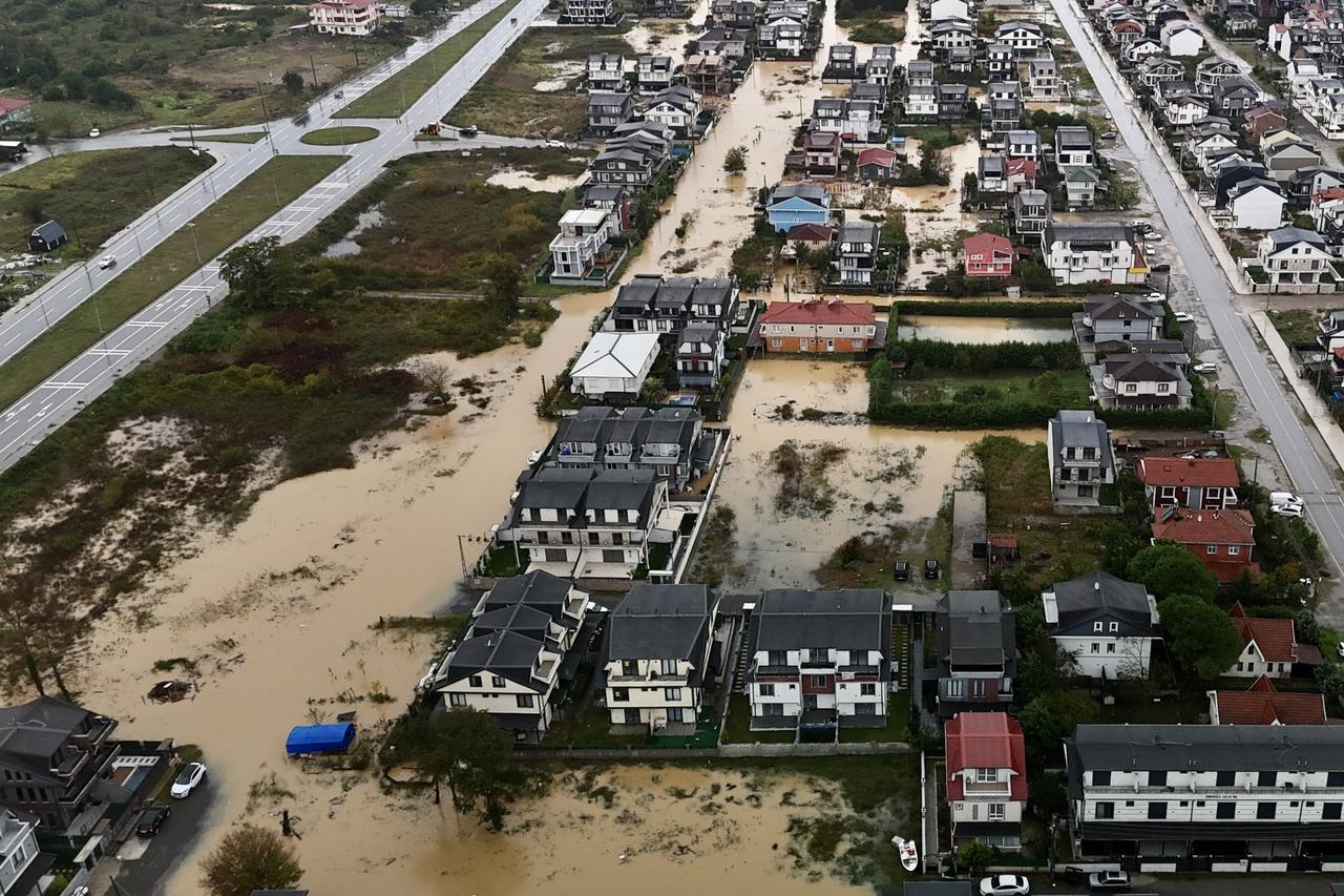 Floods and landslides hit cities east of Istanbul after heavy rain Image