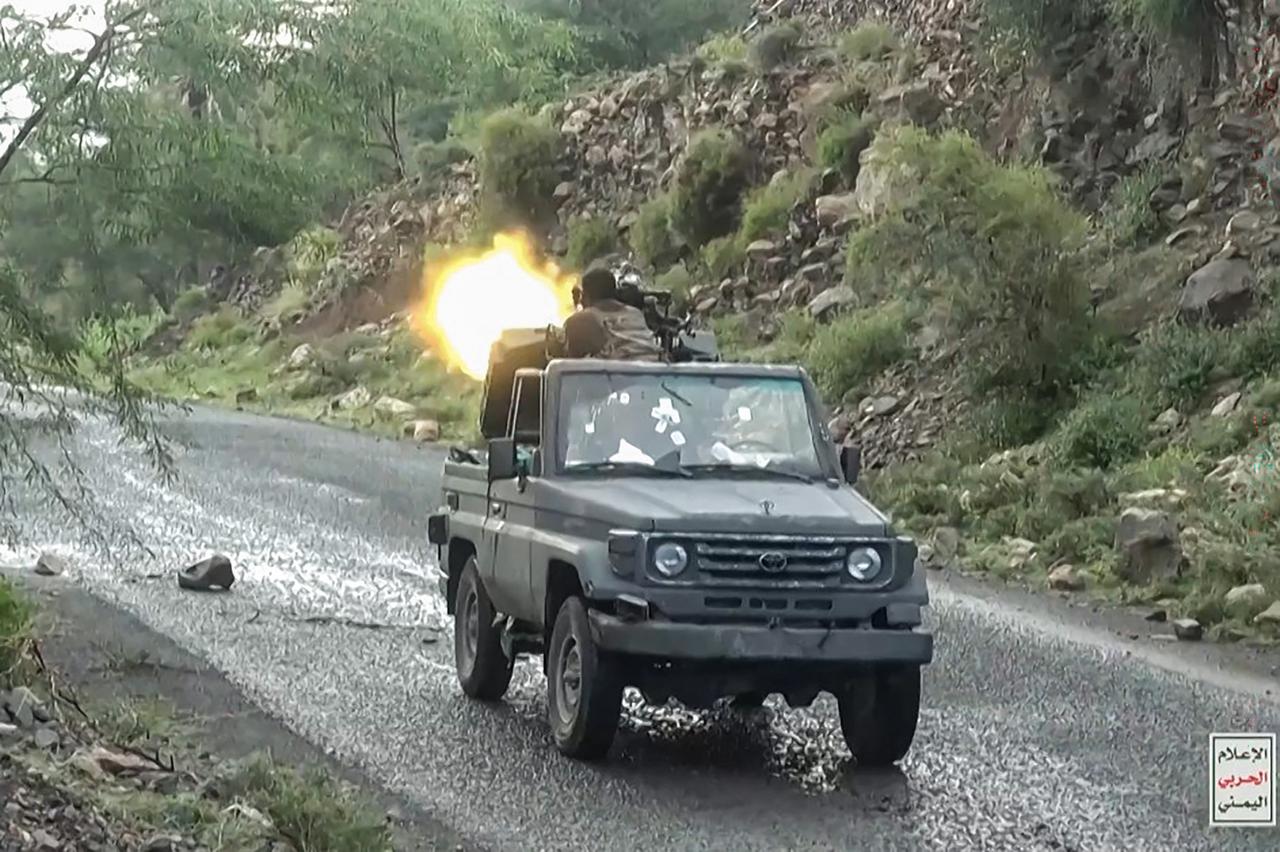A Houthi fighter fires a truck-mounted machine gun during an advance against Saudi-backed Yemeni government troops in Taiz Governorate on Oct. 7, 2026. (AFP Photo)