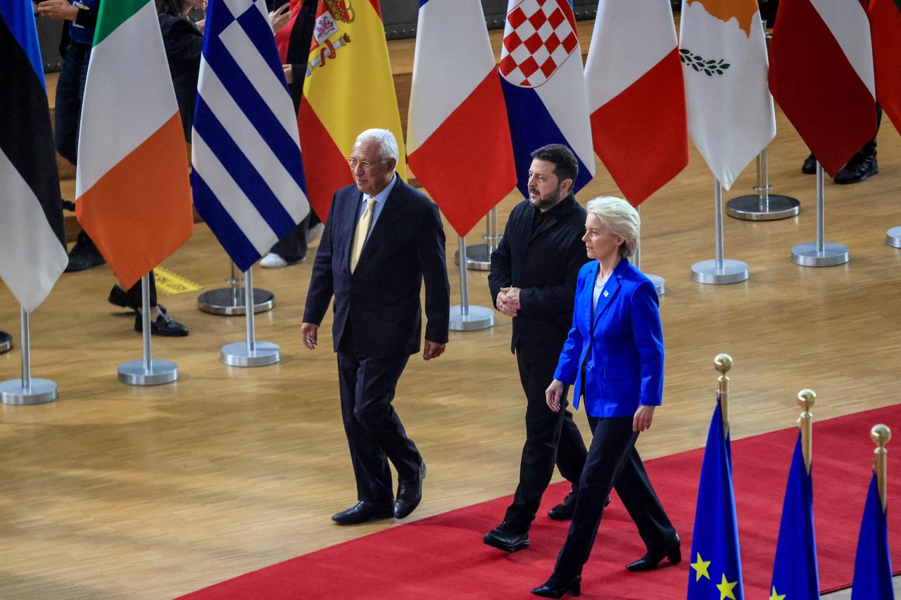 (From L) European Council President Antonio Costa, Ukraine's President Volodymyr Zelenskyy and European Commission President Ursula von der Leyen arrive to attend an EU summit in Brussels on October 16, 2026. (AFP Photo)