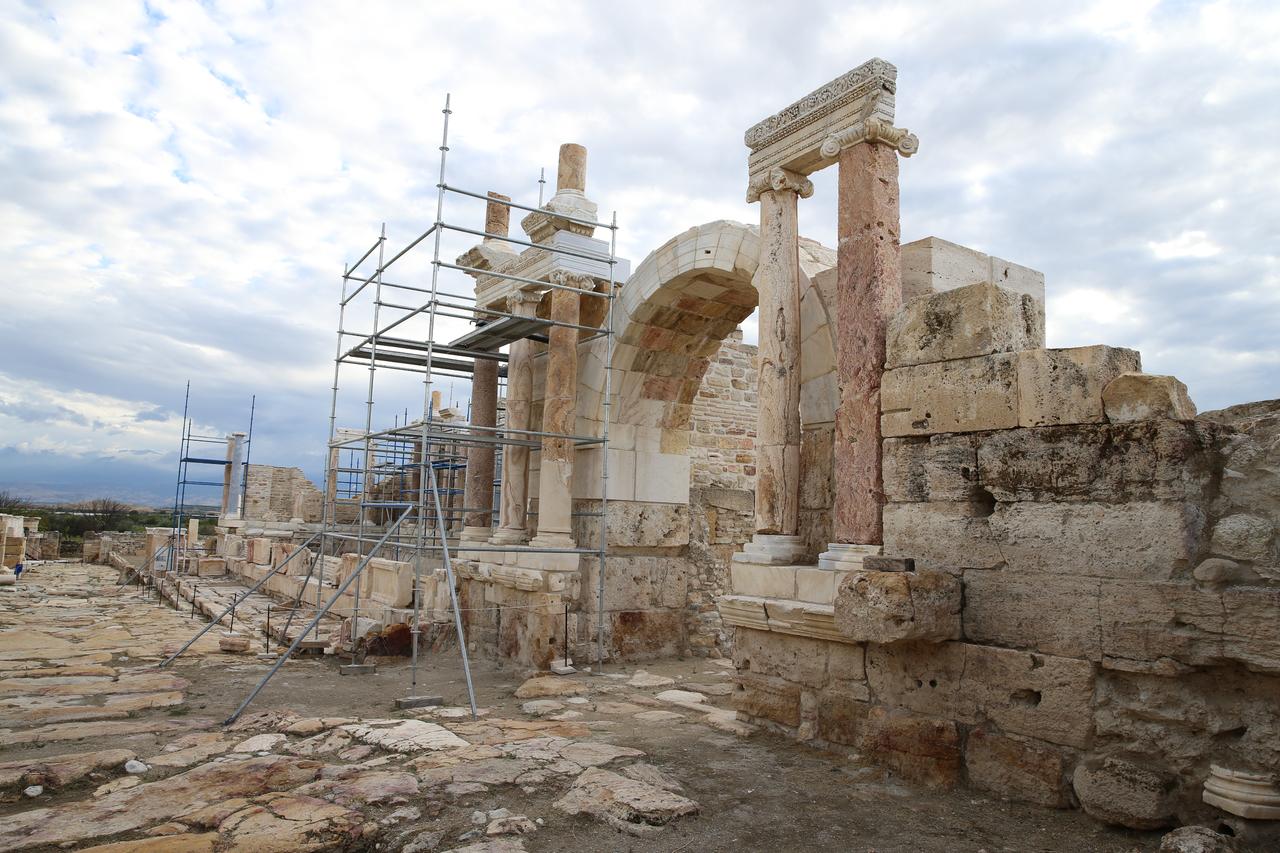 Stone by stone, Türkiye rebuilds 1,800-year-old fountain in ancient Tripolis