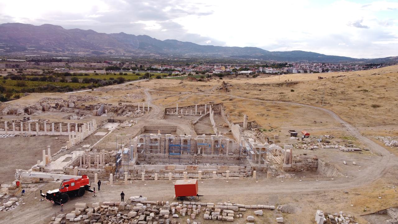 A general view of the approximately 1,800-year-old monumental fountain in the ancient city of Tripolis in Denizli, Türkiye, on October 15, 2026. (AA Photo)