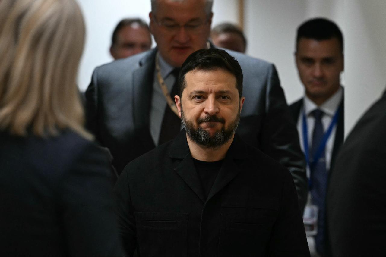 Ukraine's Foreign Minister Andriy Sybiga (C) and Ukraine's President Volodymyr Zelenskyy arrive to attend a bilateral meeting with Poland's Prime Minister Donald Tusk (unseen) on the sidelines of an EU summit in Brussels on October 15, 2026. (AFP Photo)