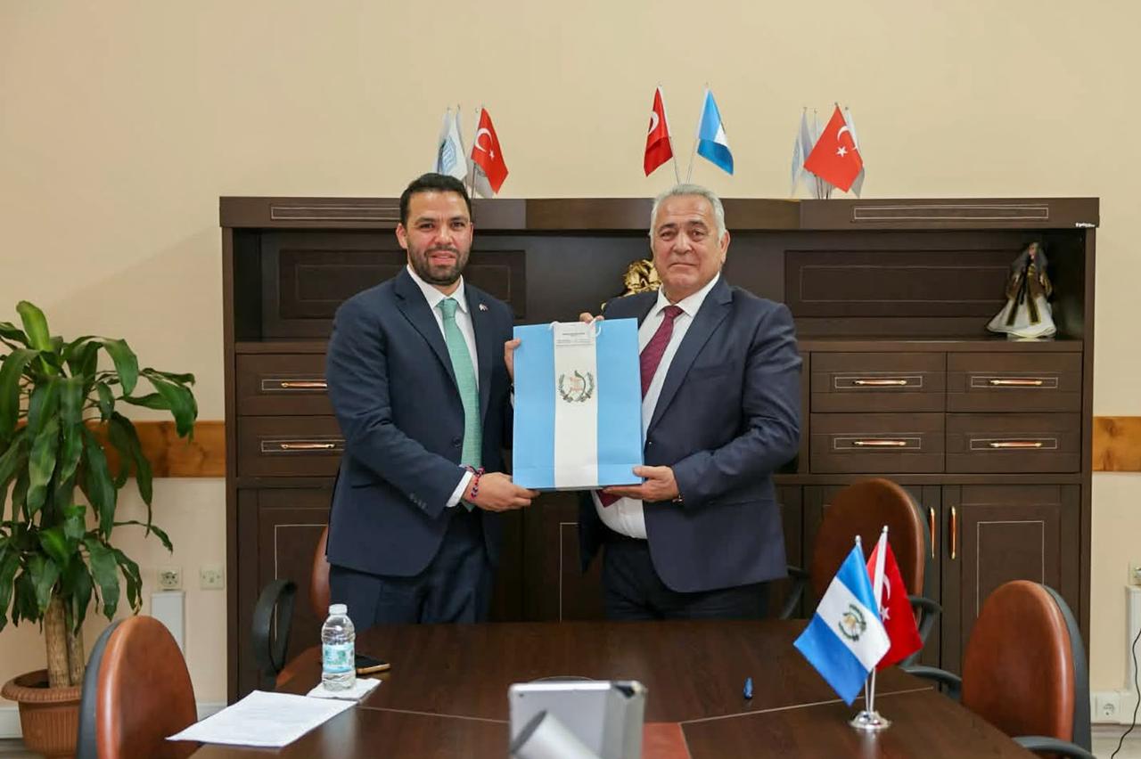 Representatives of Türkiye and Guatemala display the sister-city agreement between Goreme and La Antigua Guatemala during a signing ceremony in Goreme, Türkiye. (AA Photo)