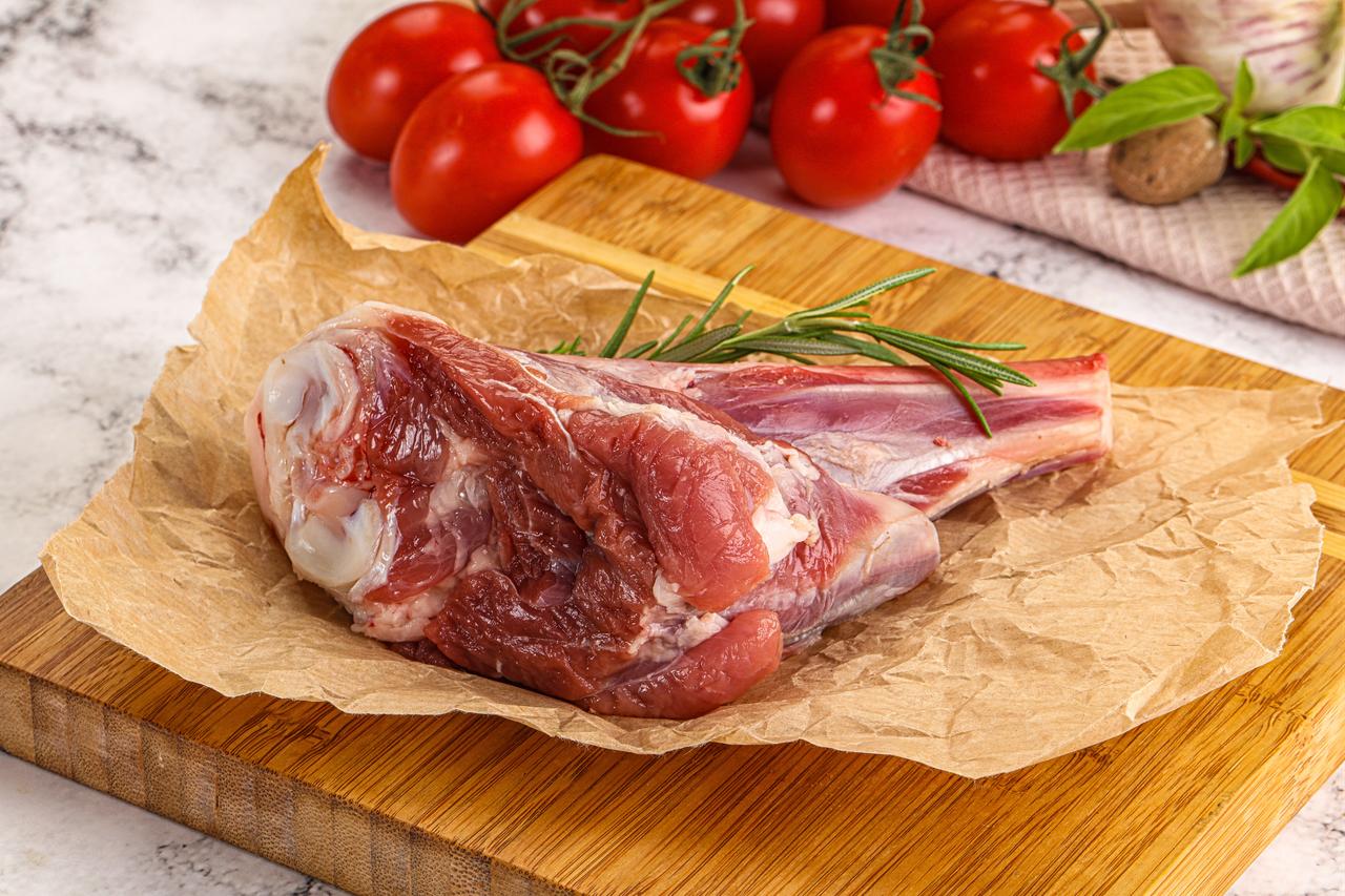 A raw cut of lamb rests on a wooden cutting board as red meat prices remain high across Türkiye despite the country's growing sheep and goat population. (Adobe Stock Photo)