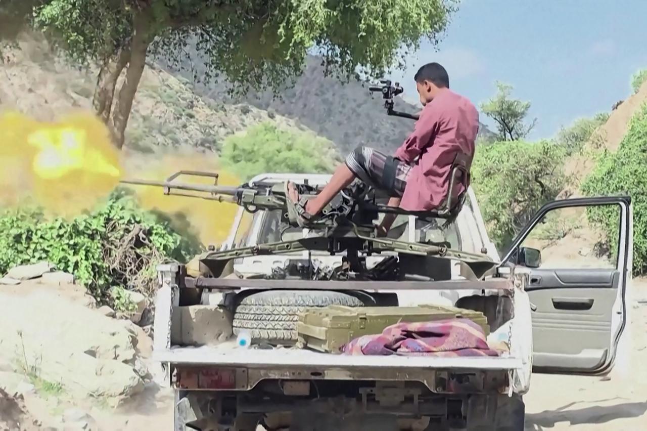 A frame grab from footage shows a Saudi-backed Yemeni government fighter firing a truck-mounted machine gun during clashes with Houthi fighters in Hayfan district, south of Taiz, Oct. 8, 2026. (AFP Photo)