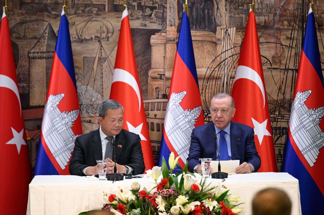 Turkish President Recep Tayyip Erdogan (R) and Cambodian Prime Minister Hun Manet (L) hold a joint press conference following their bilateral and inter-delegatory meetings at the Dolmabahce Presidential Office in Istanbul, Türkiye, October 16, 2026.  (AA Photo)