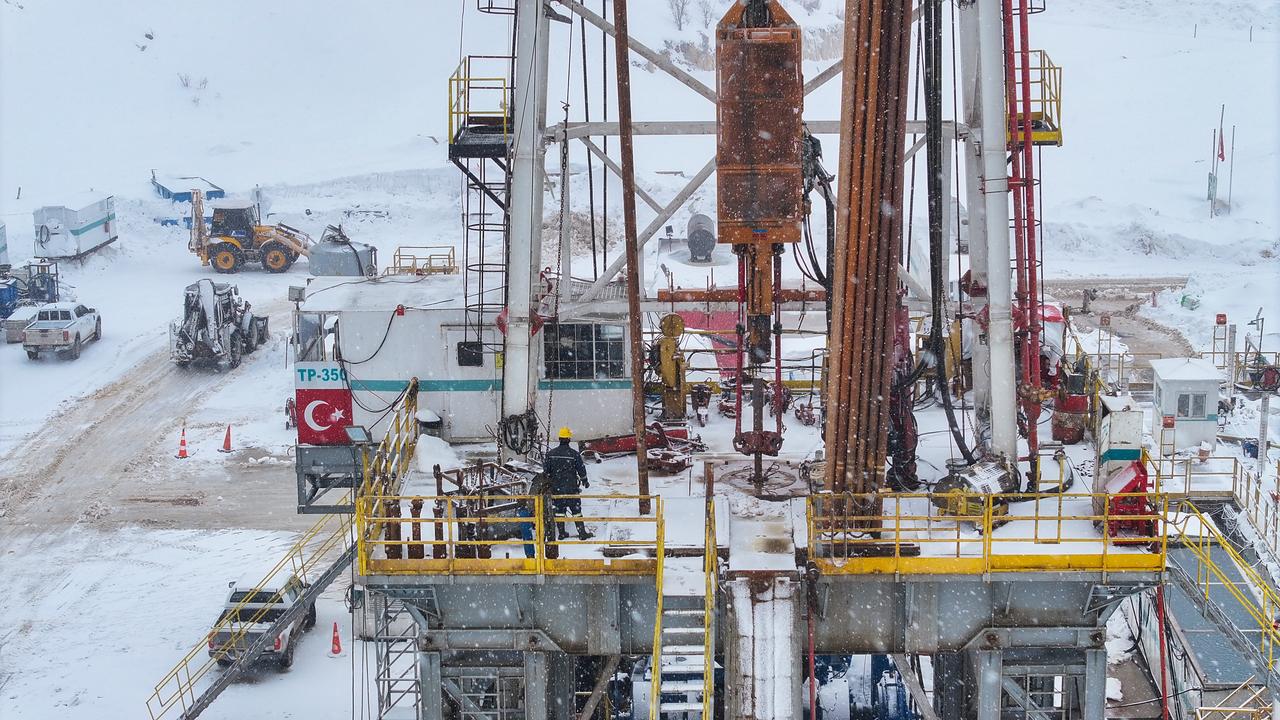 An aerial view of ongoing oil production operations at the foothills of Gabar Mountain in Sirnak, Türkiye, carried out under the coordination of the Ministry of Energy and Natural Resources, despite harsh winter conditions and snow reaching up to 2.5 meters, on January 28 2026. (AA Photo)