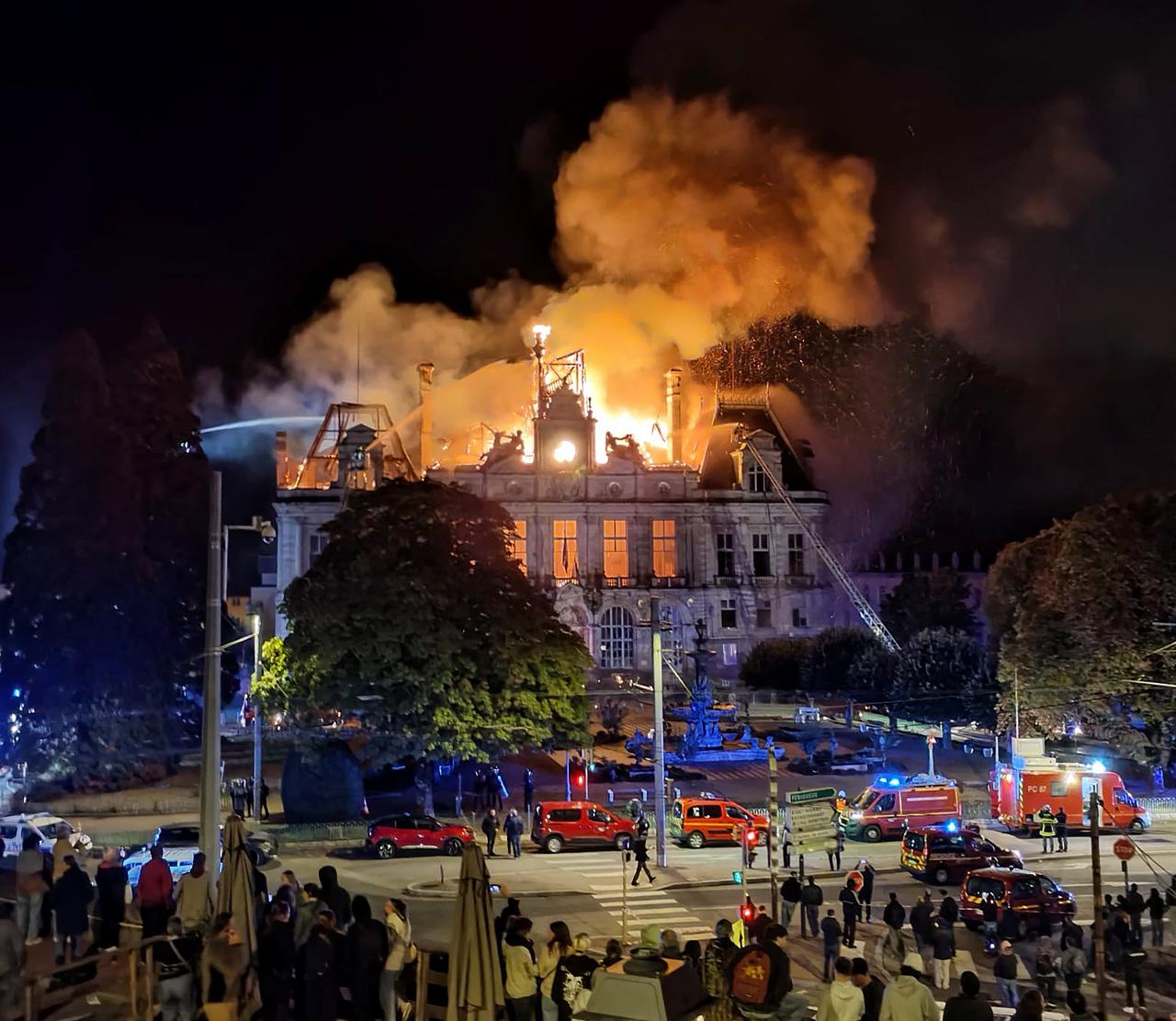 Fire burning and destroying the city hall after a group of individuals forced entry into the building during ongoing protest action against the "high cost of living", in Limoges, central France on October 17, 2026. (AFP Photo)