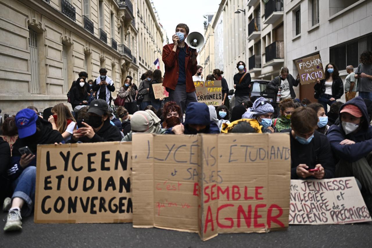 Protesters take part in a demonstration in solidarity with high-school students following a blockade action near Science Politiques as part of a nationwide protest movement over learning conditions in Paris, on October 7, 2026. (AFP Photo)