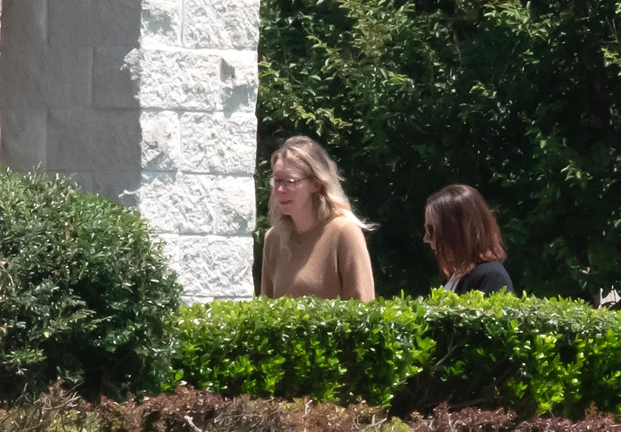 Theranos founder Elizabeth Holmes walks outdoors near a residence surrounded by greenery in the United States on Oct. 17, 2026. (AFP Photo)