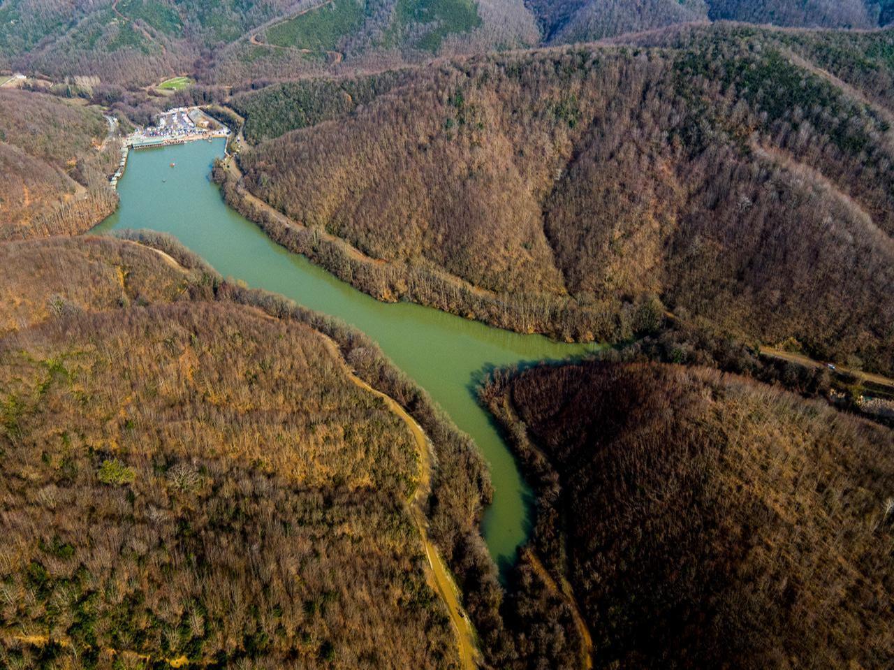 Aerial view of a dam lake surrounded by leafless woodland in northern Istanbul, Türkiye. (Adobe Stock Photo)