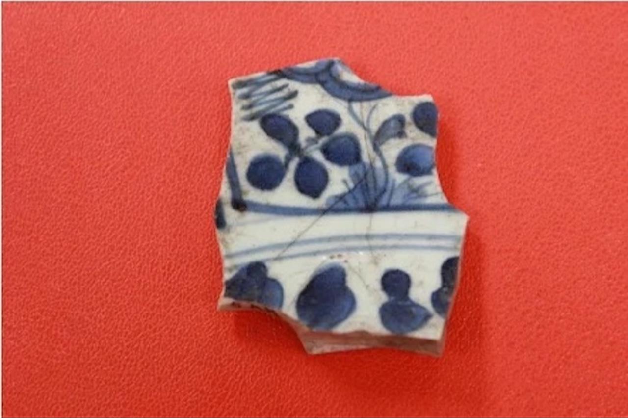 A fragment of blue-and-white porcelain from China's Ming dynasty, discovered at the Great Zimbabwe archaeological site in Zimbabwe. (Photo courtesy of Shadreck Chirikure et al., 2027)