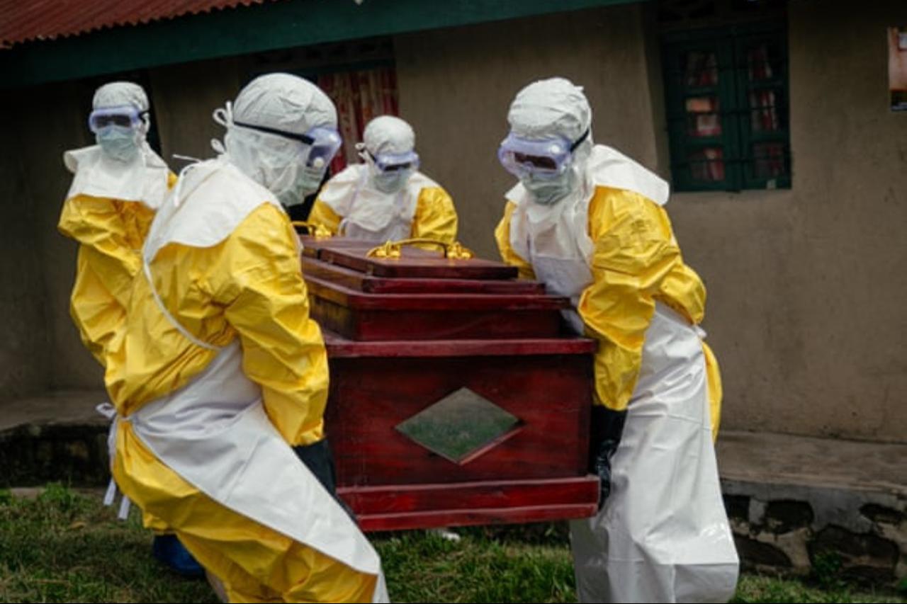 Members of a Congolese Red Cross team with the coffin of a woman suspected of having died from Ebola virus in Bunia last June. (AFP Photo)
