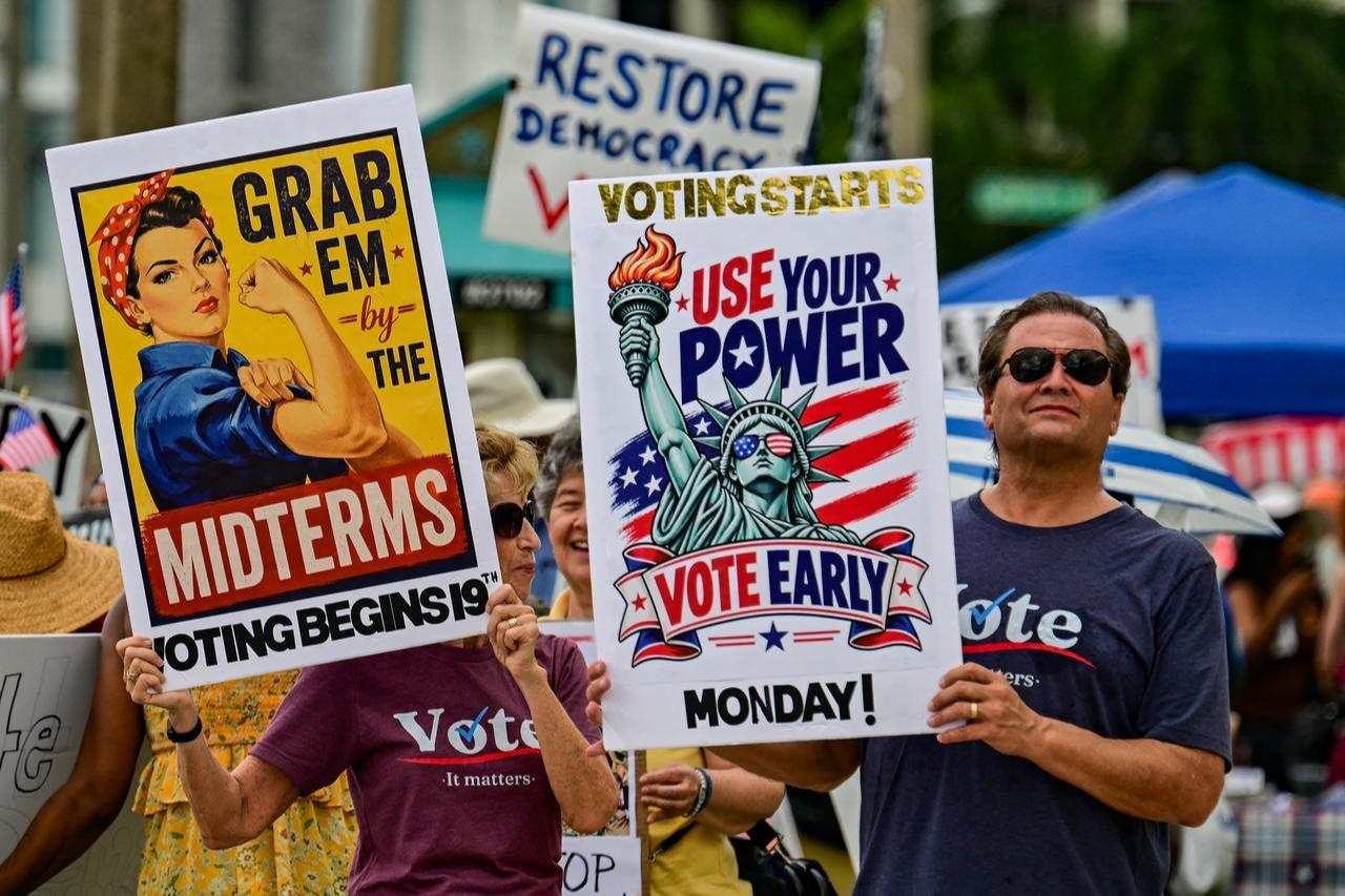 People take part in a "No Kings: Vote Early" demonstration in West Palm Beach, Florida, on Oct. 17, 2026. (AFP Photo)