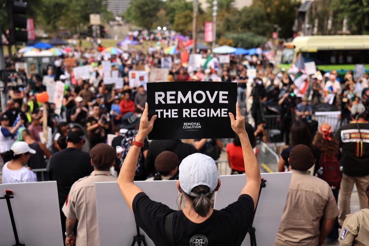 People participate in a "No Kings: Vote Early" demonstration in front of city hall in Los Angeles on Oct. 17, 2026. (AFP Photo)