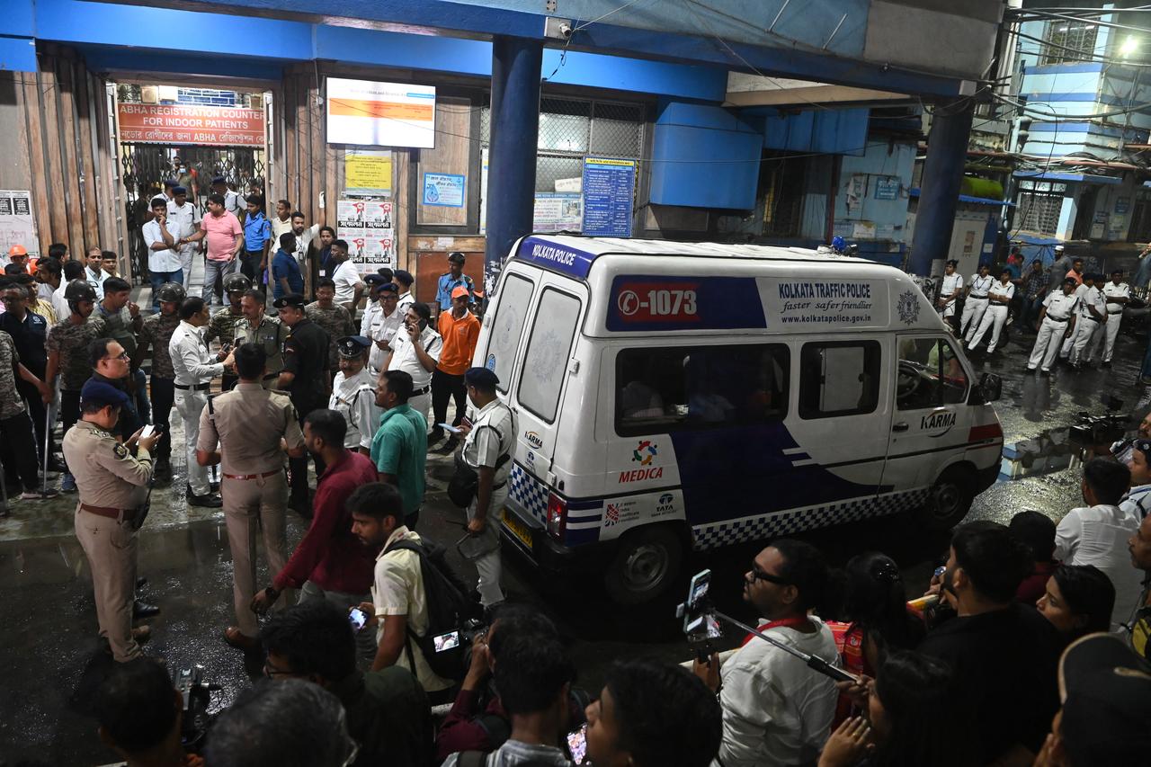 An ambulance carrying Durga Puja Pandal stampede victims stops in front of the emergency building of Calcutta Medical College and Hospital in Kolkata on Oct. 17, 2026. (AFP Photo)