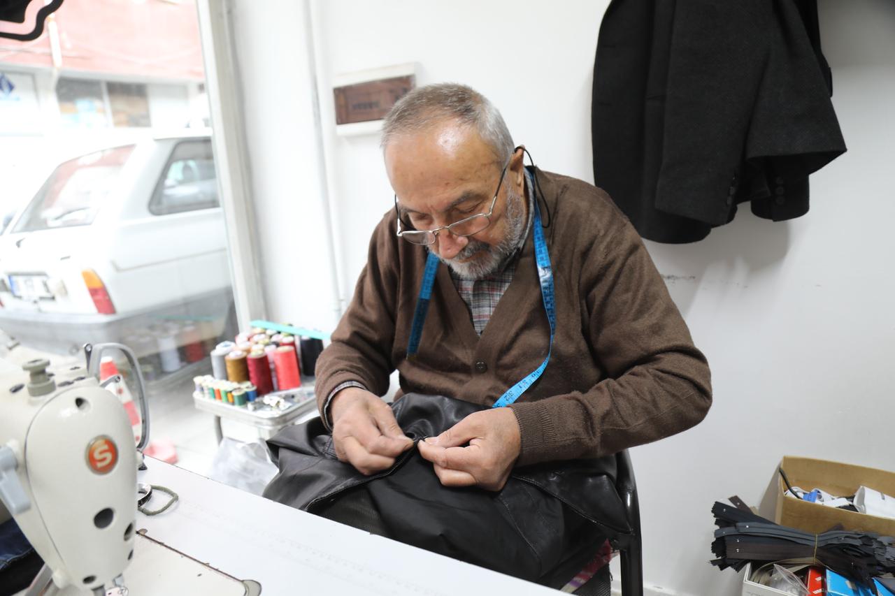 A 74-year-old tailor hand-stitches a garment at his workshop in Cubuk, Ankara, Türkiye, Oct. 18, 2026. (AA Photo)