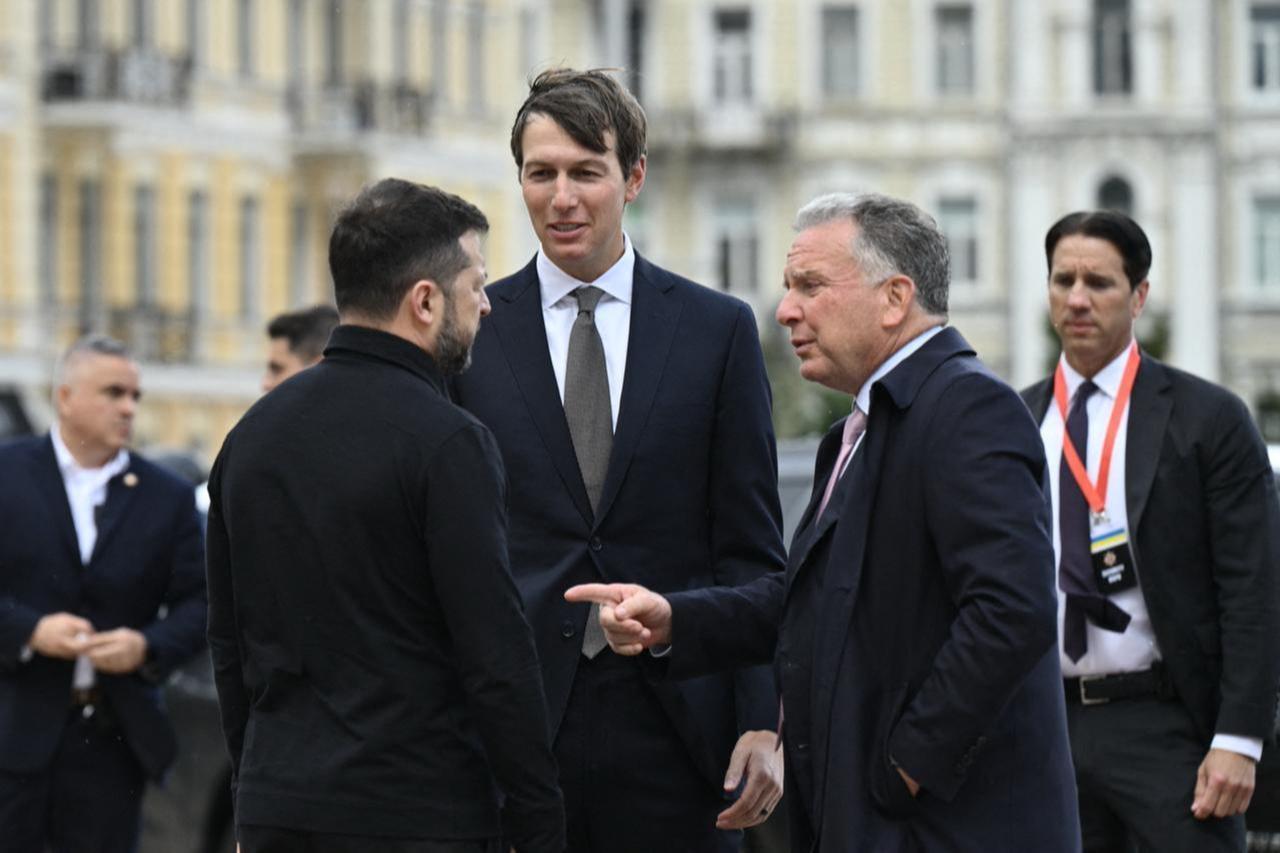 Ukraine's President Volodymyr Zelenskyy (L) welcomes US Special Envoys Steve Witkoff (R) and Jared Kushner (C) prior to their talks in Kyiv on September 6, 2026, amid the Russian invasion of Ukraine. (AFP Photo)