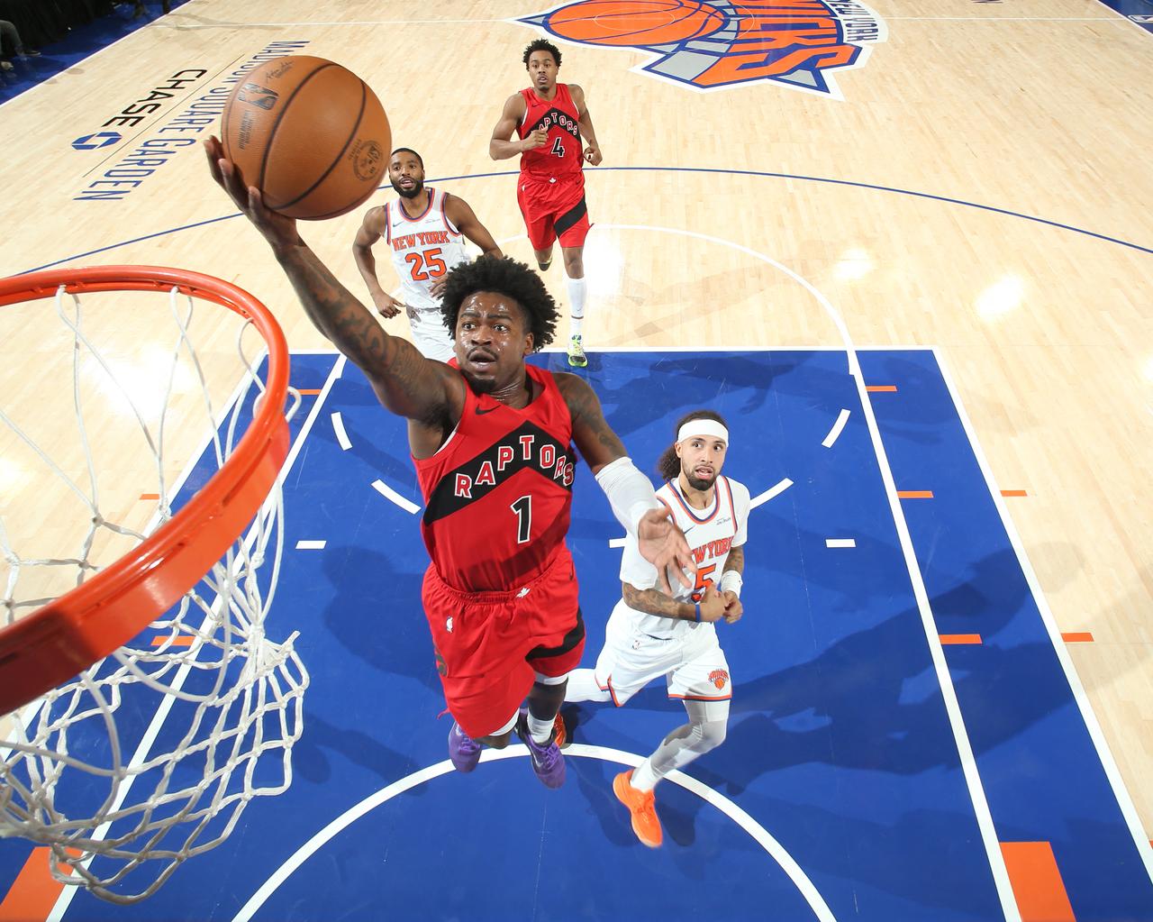 Toronto Raptors' Gradey Dick (1) attempts a layup against New York Knicks defenders during an NBA preseason game in New York, U.S., Oct. 16, 2026. (AFP Photo)